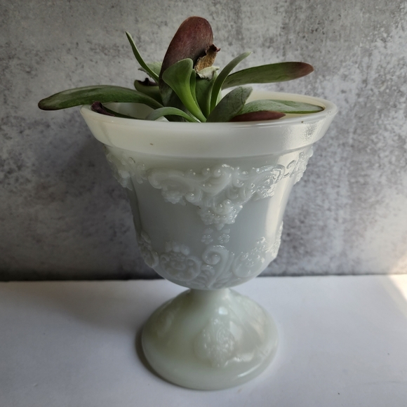 Milk glass vase - Picture 2 of 12